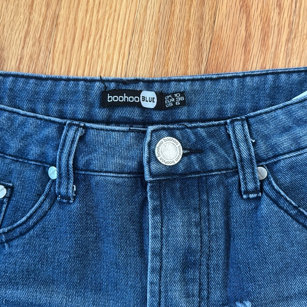 BOOHOO Ripped Jean Shorts, Size 6 - Picture 3 of 3